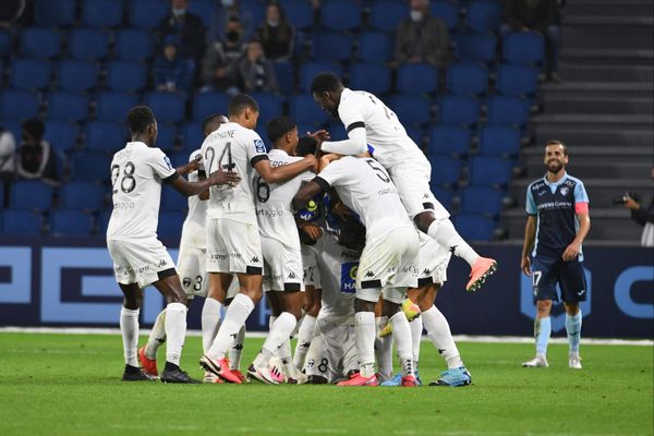 La joie des Niortais après le but d'Olivier Kemen à la 90è minute sur la pelouse du Havre. 