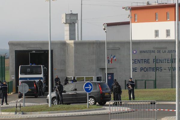 Le centre pénitentiaire de Poitiers-Vivonne lors d'un transfert de prisonniers en 2009. 