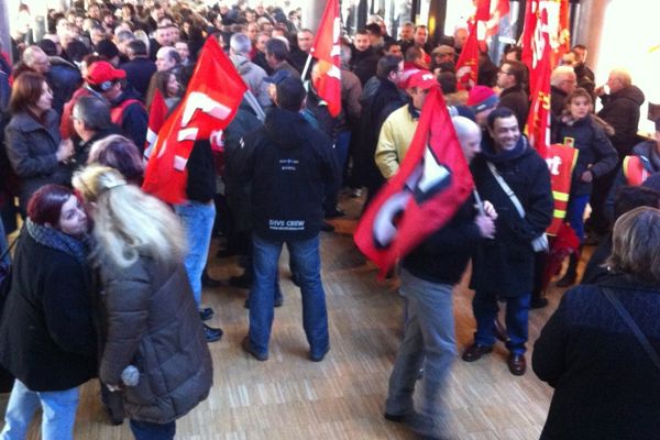 Les agents municipaux de Bourges manifestent dans le hall de la mairie le 5 février.