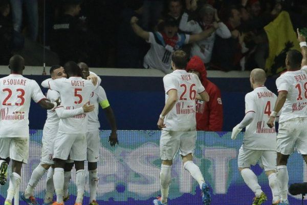 La joie des joueurs du LOSC après le but de Mavuba face au PSG.