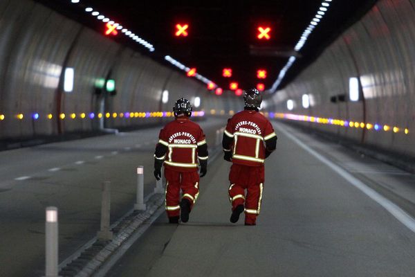 Le tunnel ouest qui relie Monaco aux Alpes Maritimes fait l'objet d'un exercice de sécurité, mardi soir