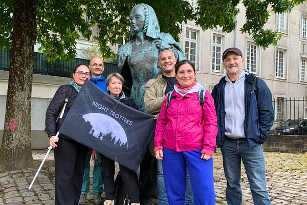 les premiers "Night Trotters" de Nantes posent devant la statue d'Anne de Bretagne en face du Chateau des Ducs de Nantes