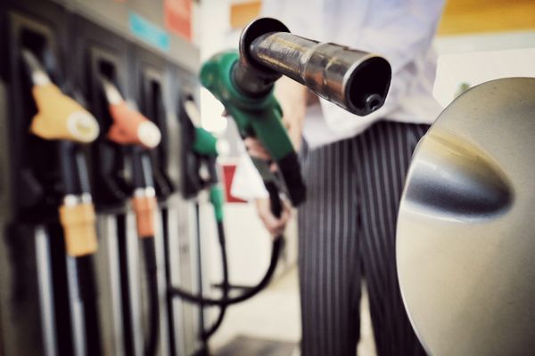 Dans les rares stations approvisionées, les prix de l'essence s'envolent