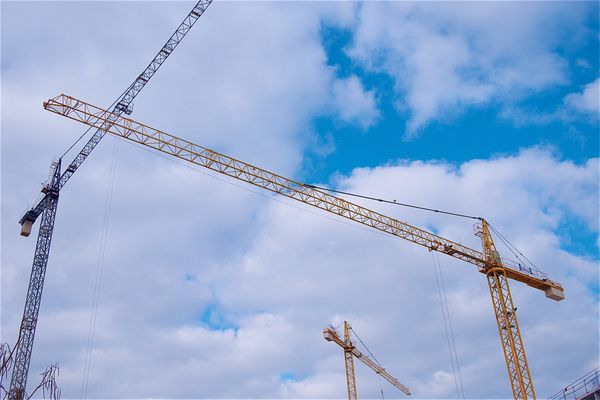 Le Caces est un certificat d'aptitude qui permet de conduire des engins tels qu'une grue, une plate-forme élévatrice, un chariot auto-moteur, un pont-roulant, etc.