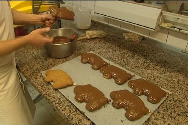 Qui c'est qui va essayer de refaire des petits cochons en Pain d'Epices ce week-end ? Un boulanger de Vesoul mercredi nous donnait ses tuyaux pour réaliser les petits cochons de Pain d'Epices qui vont être offerts ce dimanche.