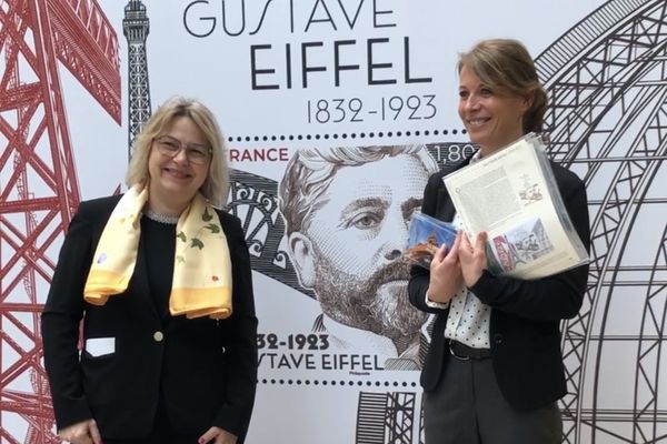 Blandine Alglave, déléguée régionale de La Poste et Nathalie Koenders, 1ère adjointe au maire de Dijon, à la révélation du timbre Gustave Eiffel.