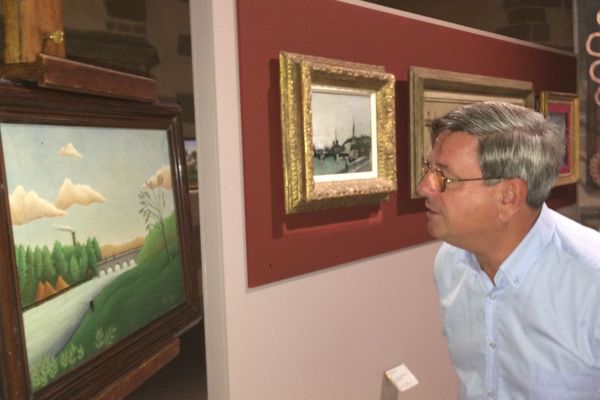 Didier Pillon dubitatif devant un tableau du Douanier Rousseau qui s'est avéré... faux!