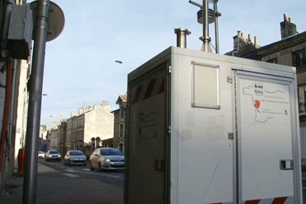 Un des capteurs installés par l'ATMO dans une rue de Poitiers.