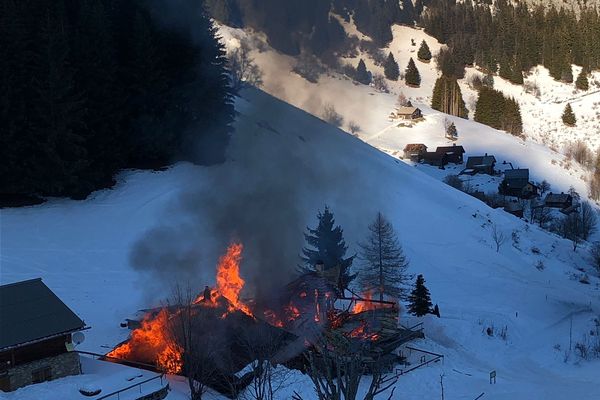 Deux chalets d'alpage ont été touchés par un incendie le 17 décembre 2021 en Haute-Savoie.