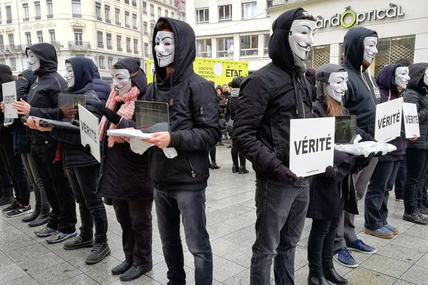 Les manifestants formaient un carré en référence à leur mouvement "Cube of Truth".