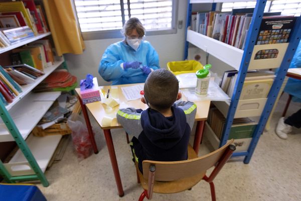 Une campagne de dépistage de la COVID-19 dans une école primaire. (ARCHIVES)