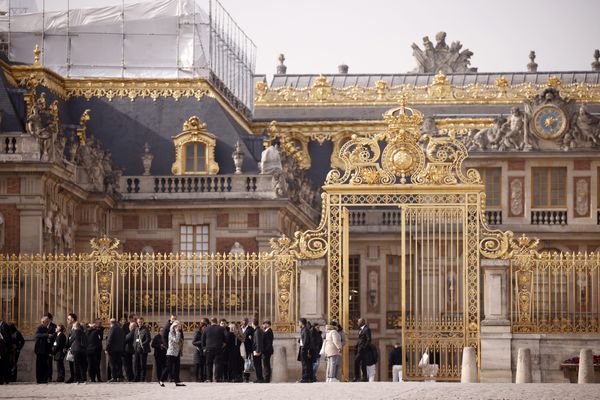 Des visiteurs devant le Château de Versailles suite à l’évacuation des lieux mardi 17 octobre, après une alerte à la bombe.