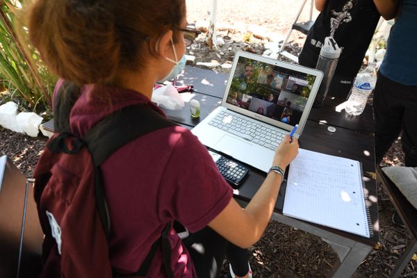 Pendant la crise du Covid, beaucoup d'élèves ont dû étudier sur leur téléphone portable faute d'ordinateur disponible dans leur famille