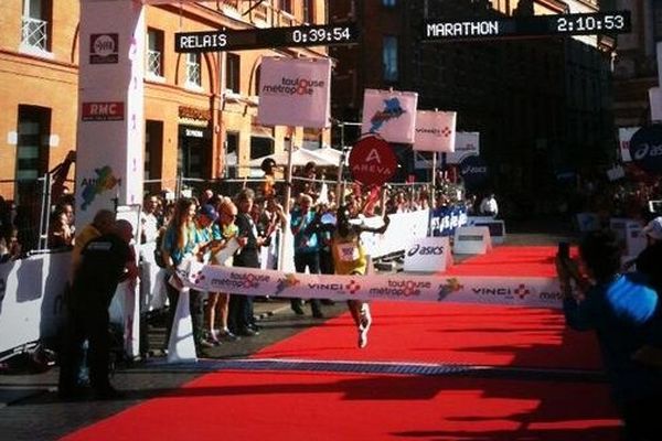 Arrivée de benjamin Bitock, vainqueur pour la 5eme fois du marathon de Toulouse