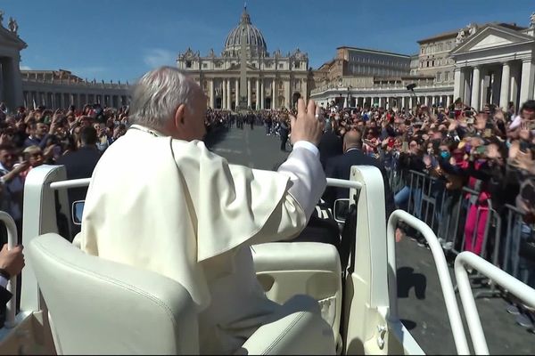 La probable venue du pape François dans l'île suscite également l'intérêt de la presse nationale.