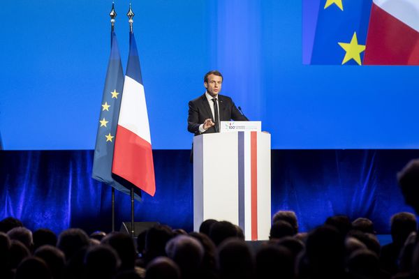 Emmanuel Macron pendant son discours lors du 100e Congrès des maires. 