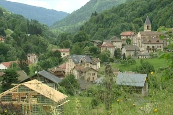 La commune de Pinsot est située au creux de la vallée du Haut Bréda, dans la chaîne de Belledonne, au pied du massif du Gleyzin (2 600 mètres). 