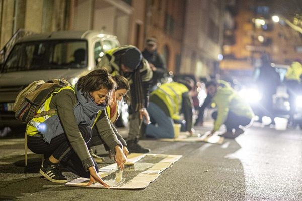 Une cinquantaine d'activistes a transformé une partie des contre-allées Paul-Sabatier en une large voie cycliste.