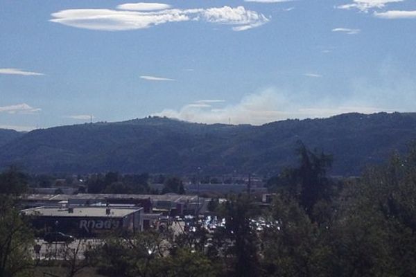 Incendie en cours à Plats, en Ardèche : la fumée est visible depuis l'autoroute, à Tain l'Hermitage - 29/8/15