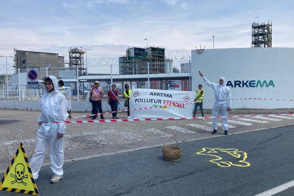 Une soixantaine de riverains s’est mobilisée devant les portes de l’usine Arkema au sud de Lyon ce dimanche 18 juin. Tous dénoncent la pollution aux “polluants éternels”, utilisés par cet industriel de la vallée de la chimie.