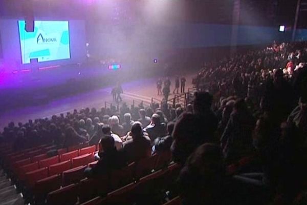 Anova peut accueillir jusqu'à 5800 spectateurs. C'est, en termes de capacité, la deuxième salle de spectacles de Basse-Normandie