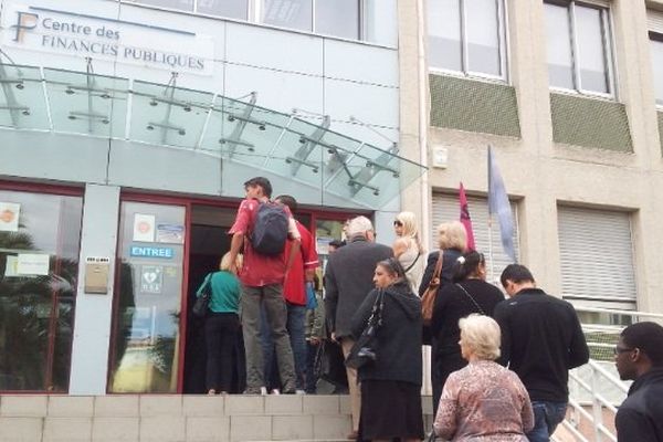 La traditionnelle foule des contribuables devant le centre des impots. Perpignan le 12 mai 2014.