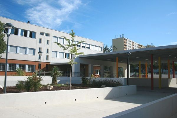 Le collège des Escholiers de la Mosson accueille 725 élèves au nord de Montpellier depuis les années 70.