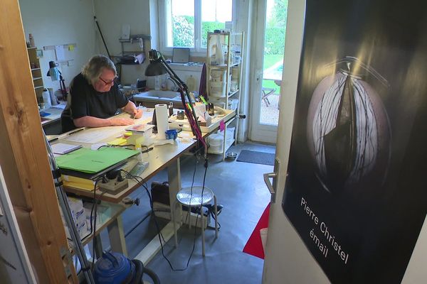 Pierre Christel dans son atelier de Panazol durant l'été 2019