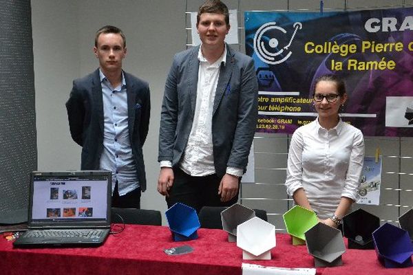 Trois élèves représentaient une partie de leur classe à la remise des prix du concours "Les étoiles de l'innovation" ce lundi 18 mai.