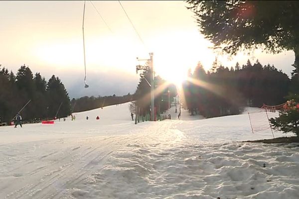 Malgré le redoux, un mètre de neige recouvre les pistes du Schnepfenried