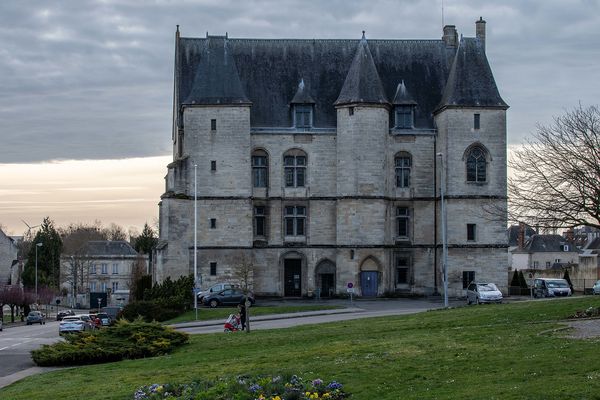 Dans l'Orne, le ciel restera gris ce  JEUDI sur le château d'Argentan.