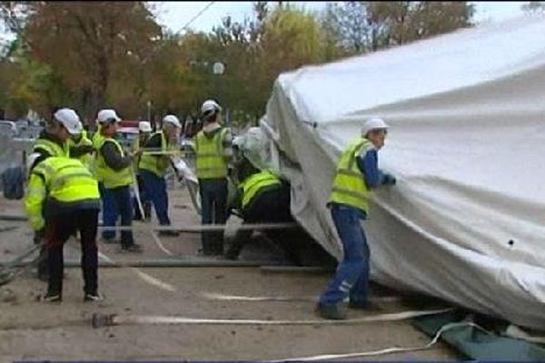 Les techniciens s'affairent.