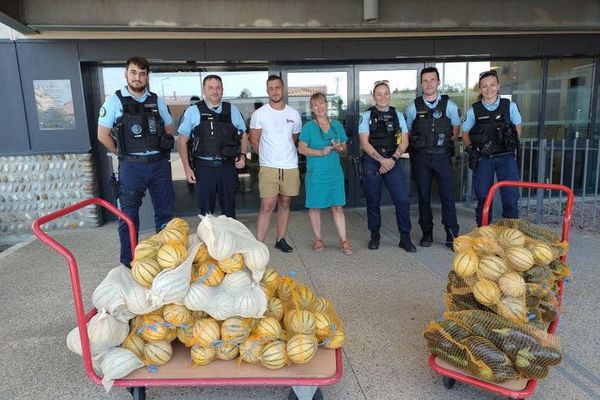 Saint-Gilles (Gard) - les gendarmes saisissent les fruits et légumes d'un vendeur à la sauvette - 29 août 2024.