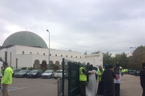 L'entrée du public se fait dans le calme à la mosquée de Givors. les identitaires lyonnais ont annulé leur venue