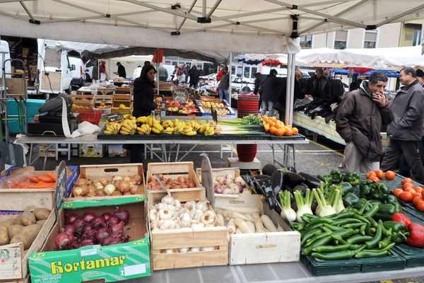 Les produits sont vendus dans certains supermarchés, chez des artisans bouchers, boulangers, traiteurs, sur les marchés ou directement à la ferme.