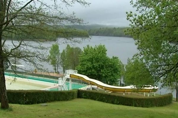 Pas un chat sur les rives du lac de Saint-Etienne-Cantalès, dans le Cantal. Seuls, les oiseaux sont de sortie. Les professionnels du tourisme tentent de s'adapter. Les touristes aussi.