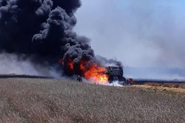 Le feu a pris sur la moissonneuse en pleine action