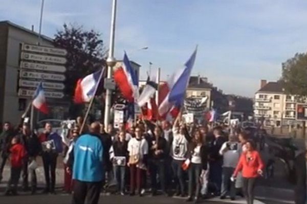 Selon la préfecture, 600 personnes ont participé à une manifestation anti-migrants à Calais, interdite par un arrêté de la maire.