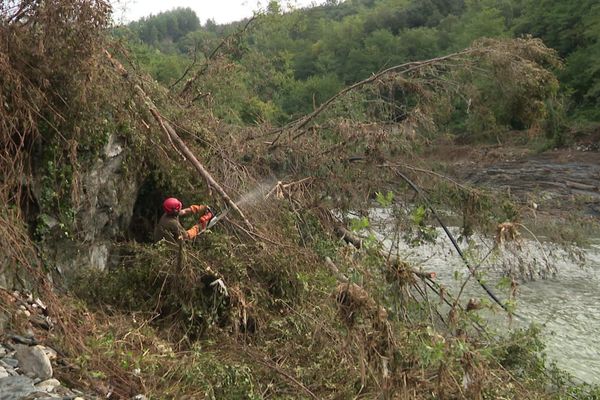 Un forestier-sapeur évacuant des embâcles sur le fleuve Hérault après les inondations du 20 septembre dans le Gard (illustration)