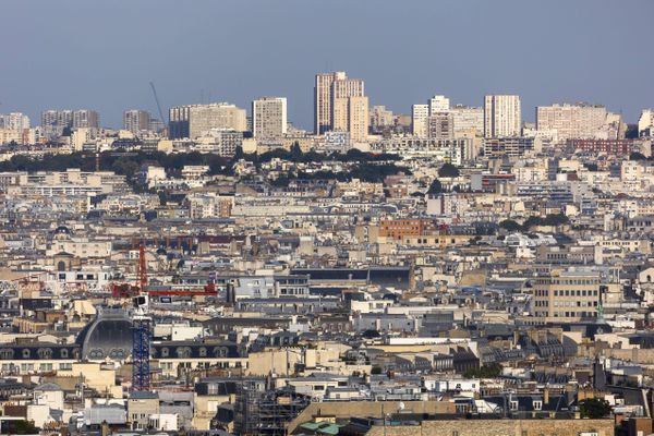 Dans la capitale, 35% des logements parisiens proposés à la location dépassent les plafonds prévus par la loi selon une étude de la Fondation Abbé Pierre.