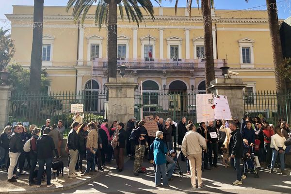 Le 16 mars, 150 personnes se sont rassemblées devant les grilles de la préfecture d'Ajaccio dans le cadre de la marche du siècle en faveur du climat. 