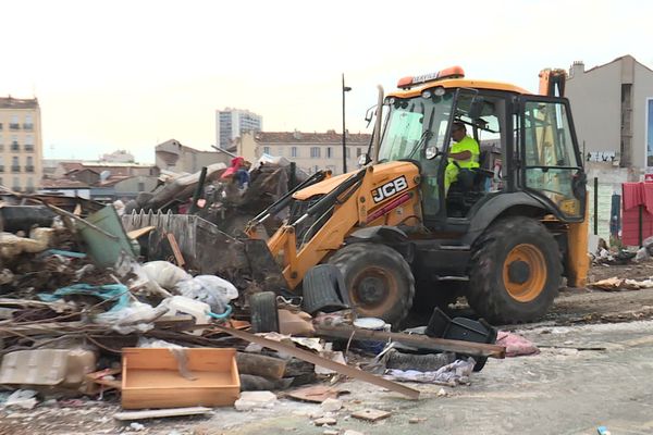 Le déblaiement des déchets de cette décharge à ciel ouvert du 15e arrondissement de Marseille a été initié par la métropole. C'est la mairie qui devra payer.