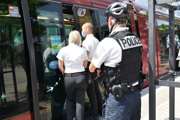 A Clermont-Ferrand, depuis 2 semaines, des opérations conjointes sont menées entre la police et les agents de la T2C pour faire respecter le port du masque. 