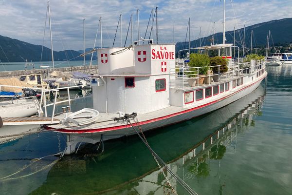 Le navire "La Savoie" a été construit en 1895 et a servi de bateau de croisière dans un premier temps.