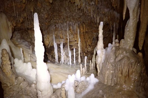 Spéléothèmes en formation dans une grotte qui date de l'âge de Bronze, découverte en février 2021 près d'Angoulême.