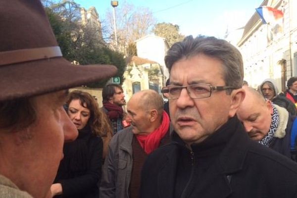 Jean-Luc Mélenchon dans la rue avec les cheminots périgourdins