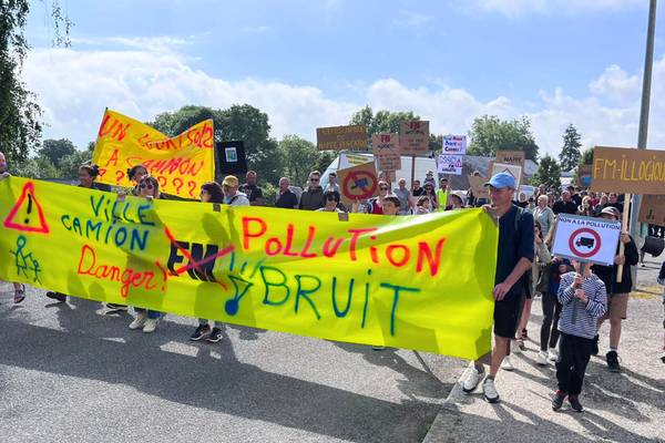 les opposants à la plate-forme logistique sur le site de l'ancienne laiterie Candia de Campbon en Loire-Atlantique manifestent le samedi 13 juillet 2024