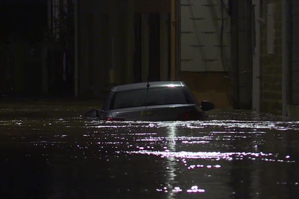 Ce lundi 6 novembre 2023, alors que des pluies sont annoncées, la rue de la Gare inondée dans le quartier Pont-de-Briques à Saint-Etienne-au-Mont (Pas-de-Calais).