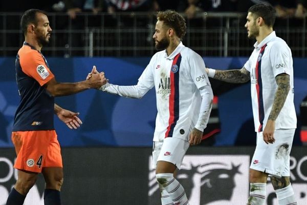 Le capitaine Vittorino Hilton salue Neymar, auteur d'un des buts parisiens, à la fin de la rencontre.