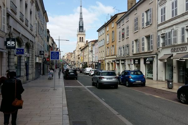 Villefranche-sur-Saône, sa rue principale : la rue Nationale. mars 2021